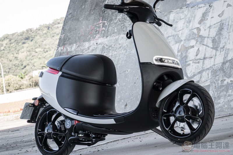 關閉暗黑模式， Gogoro S1 冰岩灰 實車動眼看 - 電腦王阿達