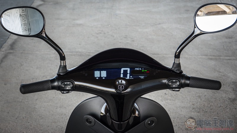 關閉暗黑模式， Gogoro S1 冰岩灰 實車動眼看 - 電腦王阿達