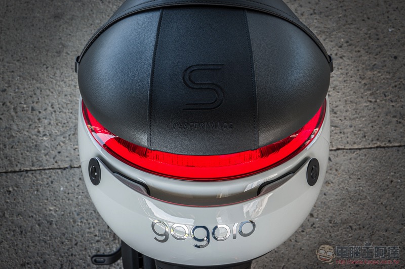 關閉暗黑模式， Gogoro S1 冰岩灰 實車動眼看 - 電腦王阿達