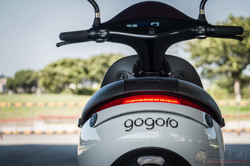 關閉暗黑模式， Gogoro S1 冰岩灰 實車動眼看 - 電腦王阿達