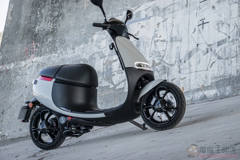 關閉暗黑模式， Gogoro S1 冰岩灰 實車動眼看 - 電腦王阿達