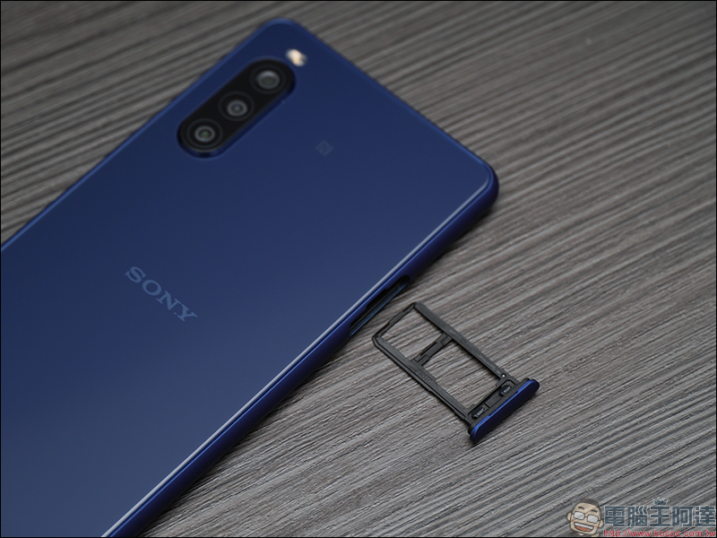 Xperia 10 II 開箱、評測、動手玩：21:9 OLED 寬螢幕、三鏡頭相機，具備防水功能更親民！ - 電腦王阿達