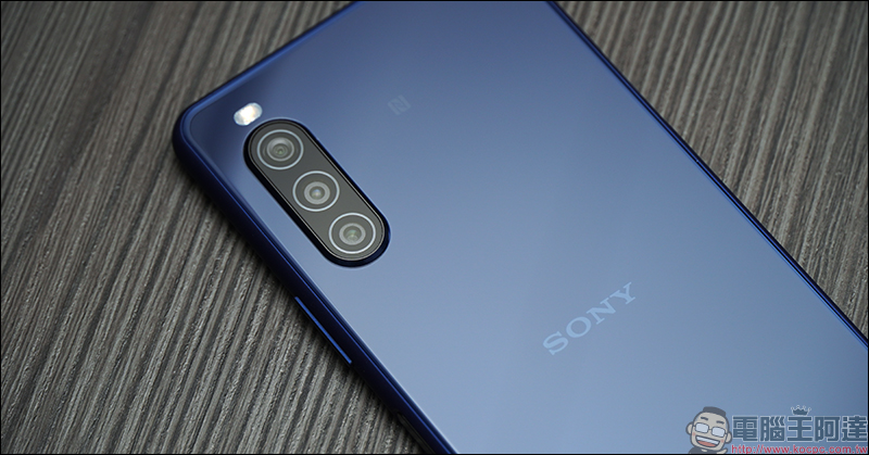 Xperia 10 II 開箱、評測、動手玩：21:9 OLED 寬螢幕、三鏡頭相機，具備防水功能更親民！ - 電腦王阿達