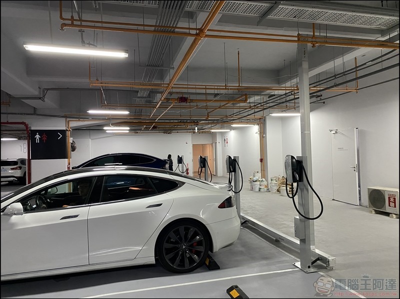 老款 Tesla 電動車不只會面臨電量衰減，充電速度也疑似被調降... - 電腦王阿達