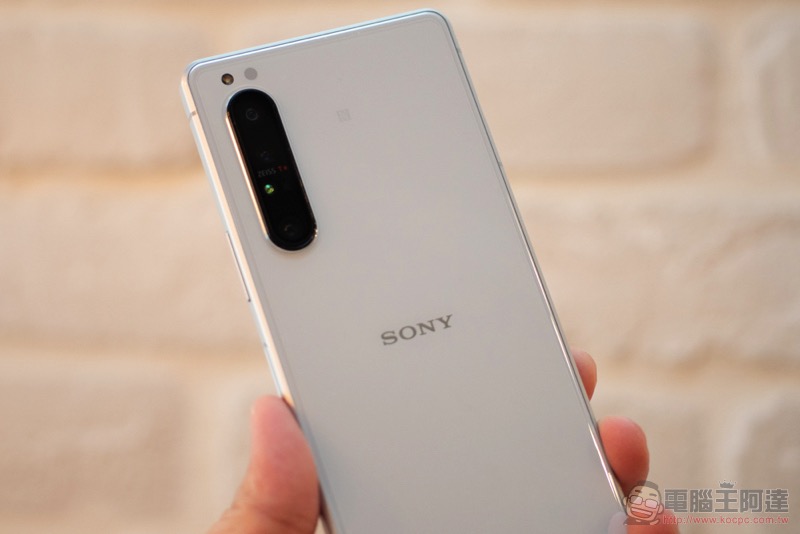 Xperia 1 II 的日系美型 當然要靠膜斯密碼專屬 imos 康寧玻璃保護貼 / 軍規防震殼 / 藍寶石鏡頭貼 防護起來！ - 電腦王阿達