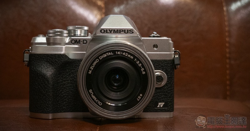 Olympus E-M10 Mark IV 帶著下翻自拍螢幕來了 - 電腦王阿達