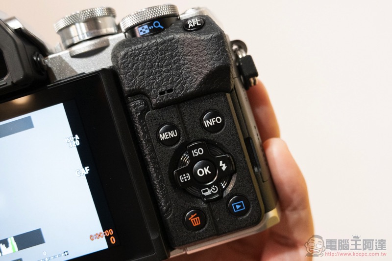 Olympus E-M10 Mark IV 帶著下翻自拍螢幕來了 - 電腦王阿達