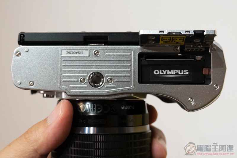 Olympus E-M10 Mark IV 帶著下翻自拍螢幕來了 - 電腦王阿達