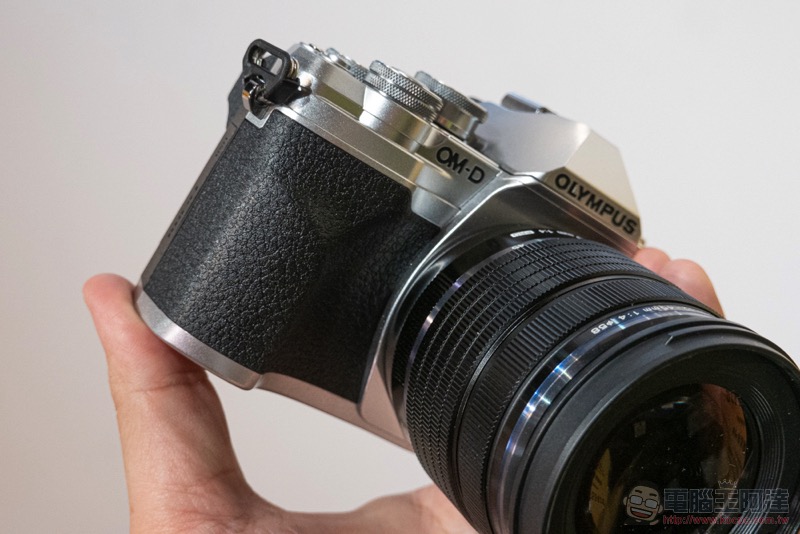 Olympus E-M10 Mark IV 帶著下翻自拍螢幕來了 - 電腦王阿達