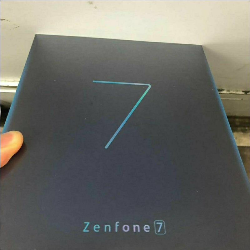 華碩 ASUS ZenFone 7 實機開箱照流出：搭載「三眼怪」翻轉鏡頭相機、取消機背實體指紋辨識 - 電腦王阿達