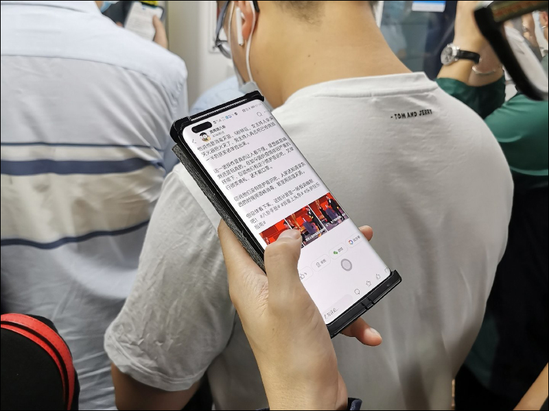 HUAWEI Mate 40 Pro 實機於地鐵車廂被捕獲 - 電腦王阿達