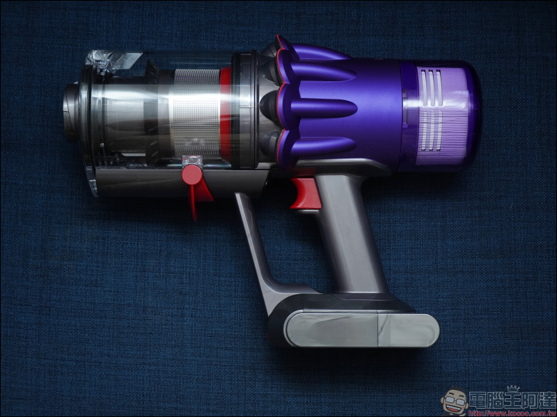 Dyson Digital Slim™ 輕量無線吸塵器開箱動手玩：重量減輕、吸力依舊強大！新增 LED 隙縫清潔吸頭、低處清潔轉接頭，日常清潔更輕鬆！ - 電腦王阿達