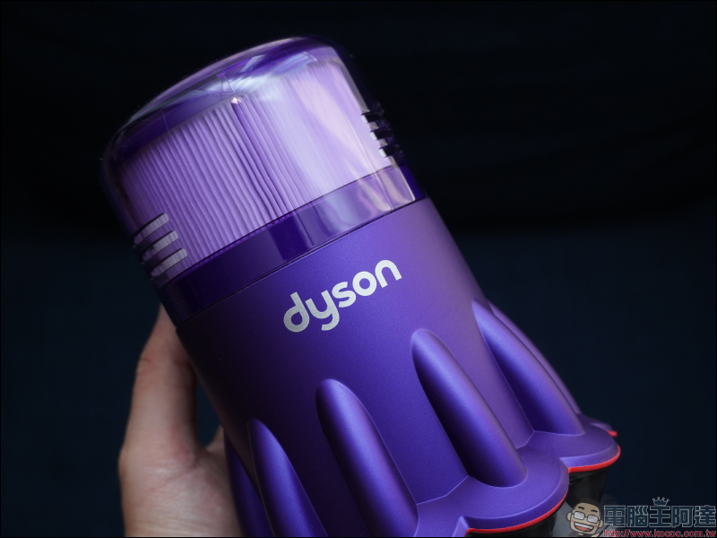 Dyson Digital Slim™ 輕量無線吸塵器開箱動手玩：重量減輕、吸力依舊強大！新增 LED 隙縫清潔吸頭、低處清潔轉接頭，日常清潔更輕鬆！ - 電腦王阿達