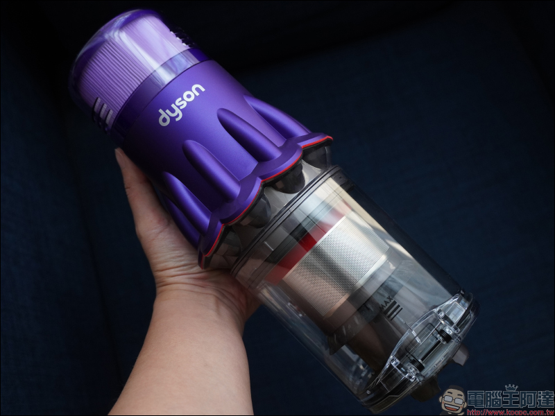 Dyson Digital Slim™ 輕量無線吸塵器開箱動手玩：重量減輕、吸力依舊強大！新增 LED 隙縫清潔吸頭、低處清潔轉接頭，日常清潔更輕鬆！ - 電腦王阿達