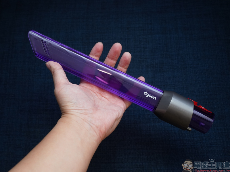 Dyson Digital Slim™ 輕量無線吸塵器開箱動手玩：重量減輕、吸力依舊強大！新增 LED 隙縫清潔吸頭、低處清潔轉接頭，日常清潔更輕鬆！ - 電腦王阿達