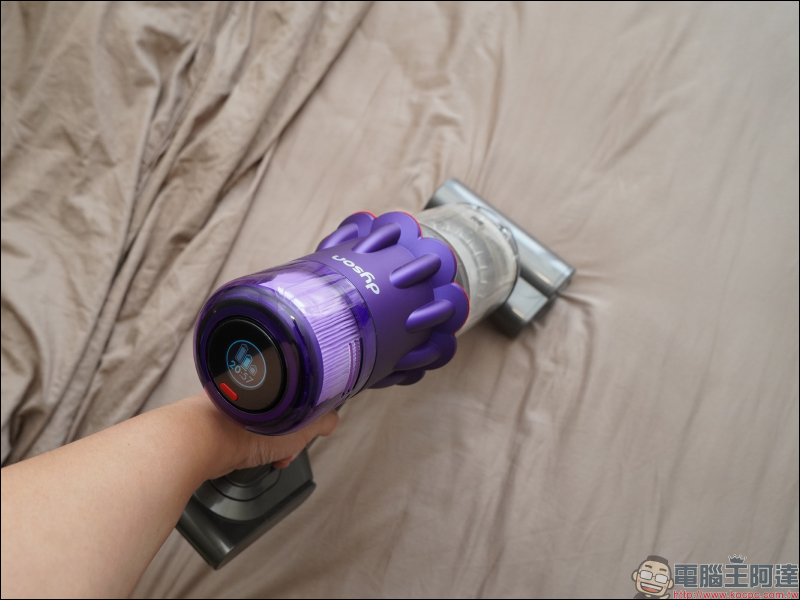 Dyson Digital Slim™ 輕量無線吸塵器開箱動手玩：重量減輕、吸力依舊強大！新增 LED 隙縫清潔吸頭、低處清潔轉接頭，日常清潔更輕鬆！ - 電腦王阿達