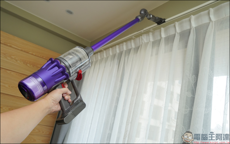 Dyson Digital Slim™ 輕量無線吸塵器開箱動手玩：重量減輕、吸力依舊強大！新增 LED 隙縫清潔吸頭、低處清潔轉接頭，日常清潔更輕鬆！ - 電腦王阿達