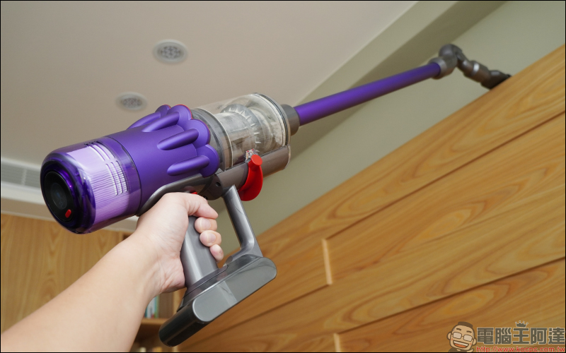 Dyson Digital Slim™ 輕量無線吸塵器開箱動手玩：重量減輕、吸力依舊強大！新增 LED 隙縫清潔吸頭、低處清潔轉接頭，日常清潔更輕鬆！ - 電腦王阿達