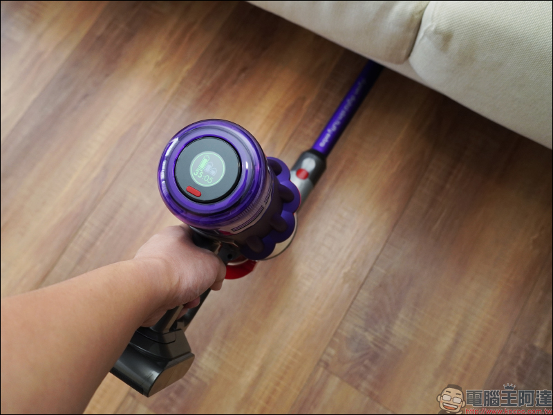 Dyson Digital Slim™ 輕量無線吸塵器開箱動手玩：重量減輕、吸力依舊強大！新增 LED 隙縫清潔吸頭、低處清潔轉接頭，日常清潔更輕鬆！ - 電腦王阿達