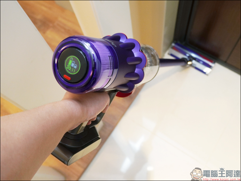 Dyson Digital Slim™ 輕量無線吸塵器開箱動手玩：重量減輕、吸力依舊強大！新增 LED 隙縫清潔吸頭、低處清潔轉接頭，日常清潔更輕鬆！ - 電腦王阿達