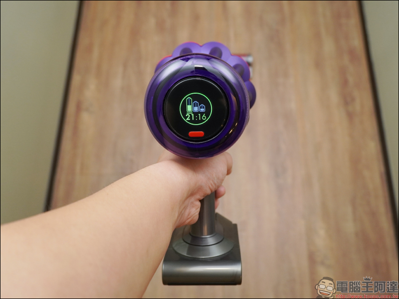 Dyson Digital Slim™ 輕量無線吸塵器開箱動手玩：重量減輕、吸力依舊強大！新增 LED 隙縫清潔吸頭、低處清潔轉接頭，日常清潔更輕鬆！ - 電腦王阿達