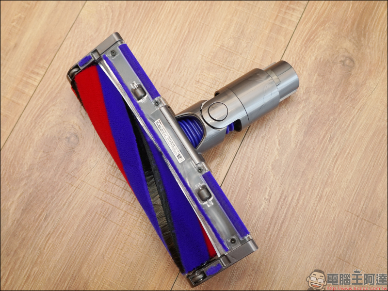 Dyson Digital Slim™ 輕量無線吸塵器開箱動手玩：重量減輕、吸力依舊強大！新增 LED 隙縫清潔吸頭、低處清潔轉接頭，日常清潔更輕鬆！ - 電腦王阿達