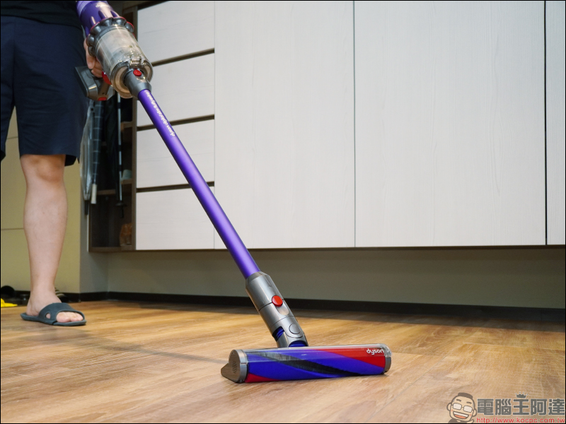 Dyson Digital Slim™ 輕量無線吸塵器開箱動手玩：重量減輕、吸力依舊強大！新增 LED 隙縫清潔吸頭、低處清潔轉接頭，日常清潔更輕鬆！ - 電腦王阿達