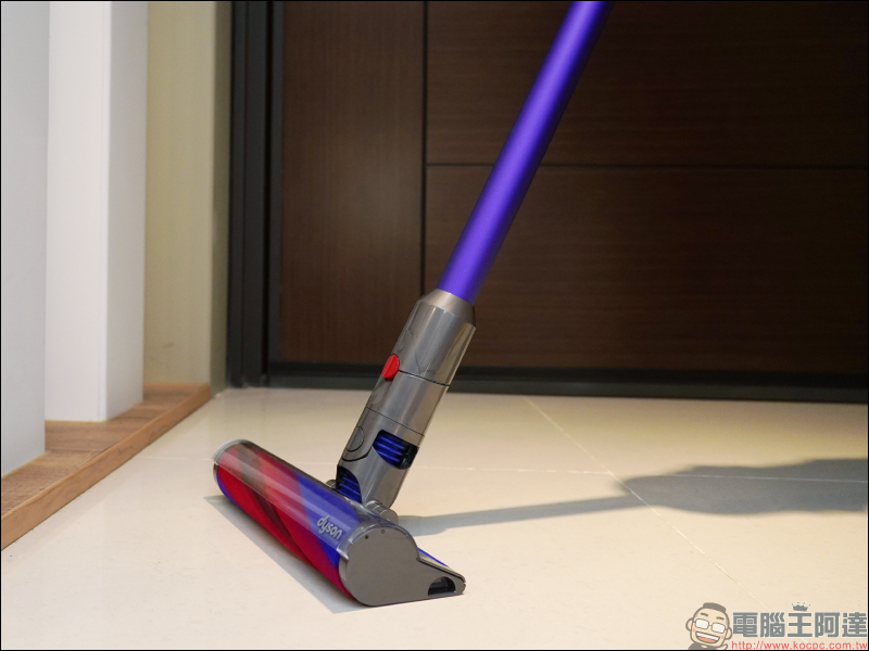 Dyson Digital Slim™ 輕量無線吸塵器開箱動手玩：重量減輕、吸力依舊強大！新增 LED 隙縫清潔吸頭、低處清潔轉接頭，日常清潔更輕鬆！ - 電腦王阿達