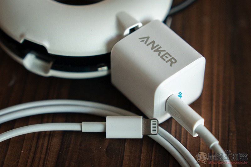 升級 iPhone 12 快充超輕鬆，ANKER 20W「超級豆腐頭」充電器開箱體驗 - 電腦王阿達