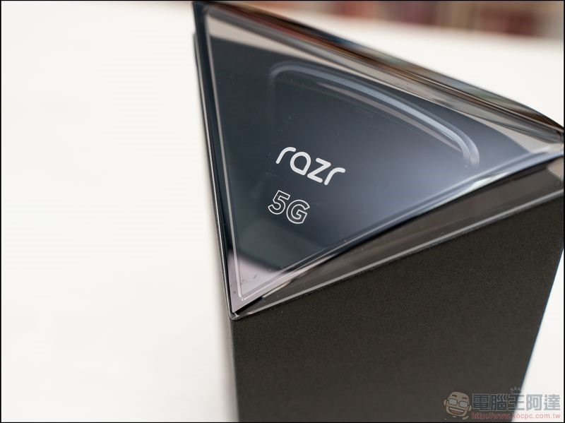 Motorola razr 5G 開箱評測 - 03