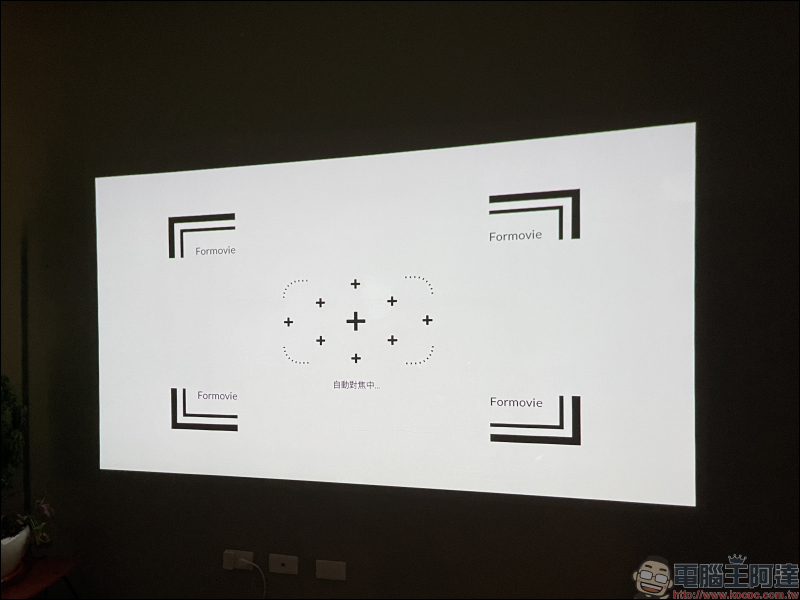 峰米 Dice 真無線智慧投影機開箱動手玩｜遊戲、影音娛樂必備神器，支援 4K 高畫質播放、內建 Android TV， 200 吋大螢幕帶著走！ - 電腦王阿達