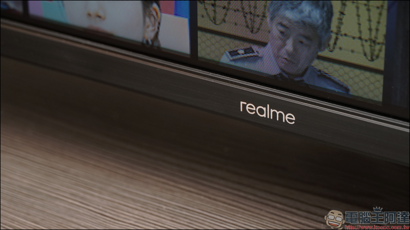 realme 智慧連網顯示器 32 型開箱動手玩｜小空間與小資預算也能有大享受！Android TV 、24W杜比立體聲揚聲器、Chroma Boost 炫彩影像處理技術 - 電腦王阿達