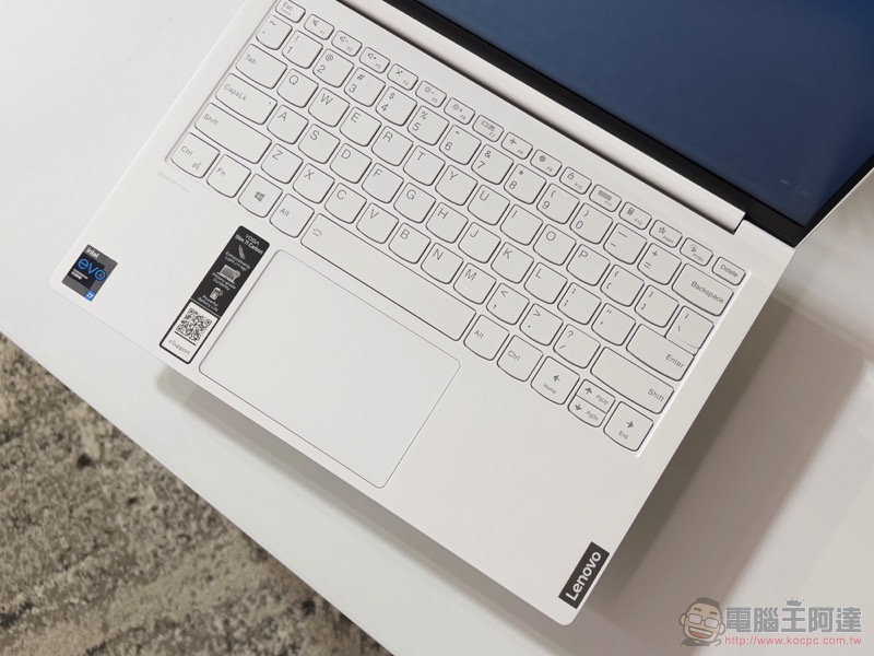 羽量輕盈 Lenovo Yoga Slim 7i Carbon 在台上市 - 電腦王阿達