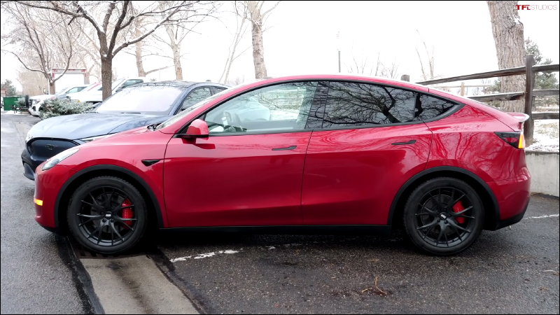 外國 YouTube 頻道評價福特純電野馬 Mustang Mach-E vs. 特斯拉 Model Y ，兩者有哪些差異？ - 電腦王阿達