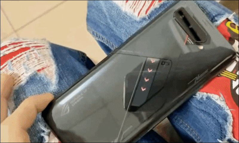 ROG Phone 5 真機動圖曝光！機身背面加入 ROG Vision 功能副螢幕，可顯示遊戲、充電、來電通知等訊息 - 電腦王阿達