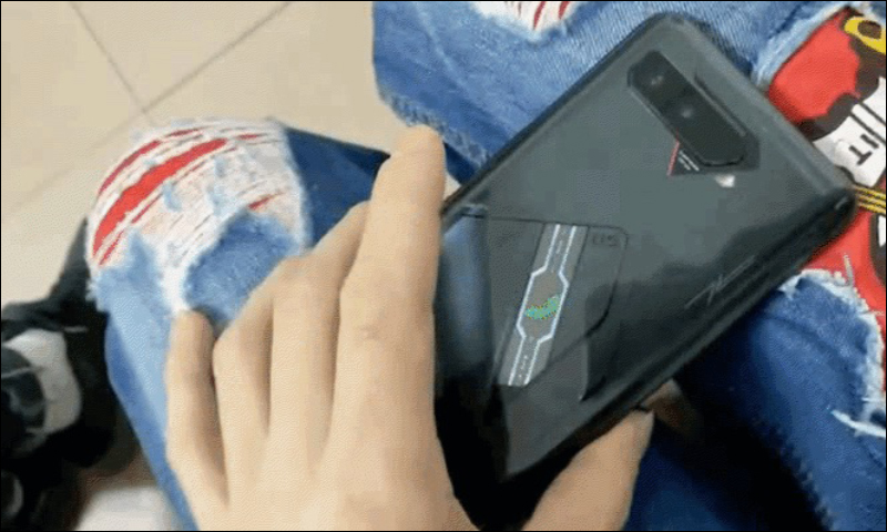 ROG Phone 5 真機動圖曝光！機身背面加入 ROG Vision 功能副螢幕，可顯示遊戲、充電、來電通知等訊息 - 電腦王阿達