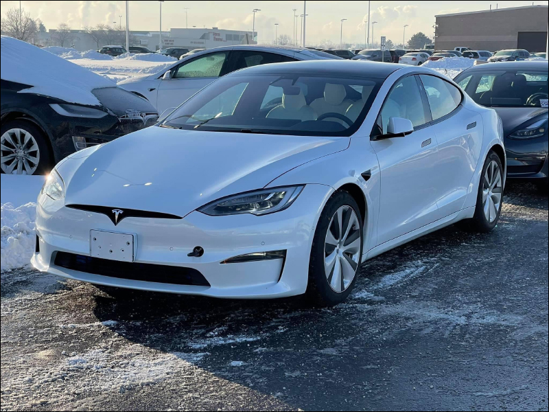 特斯拉全新改款 Model S 實車曝光！但未配備 Yoke 平把方向盤，而是新版圓形方向盤 - 電腦王阿達