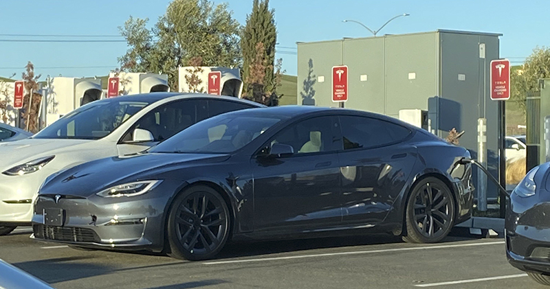 大批新款 Model S Plaid 現身廠區，難不成真能準時交車？ - 電腦王阿達