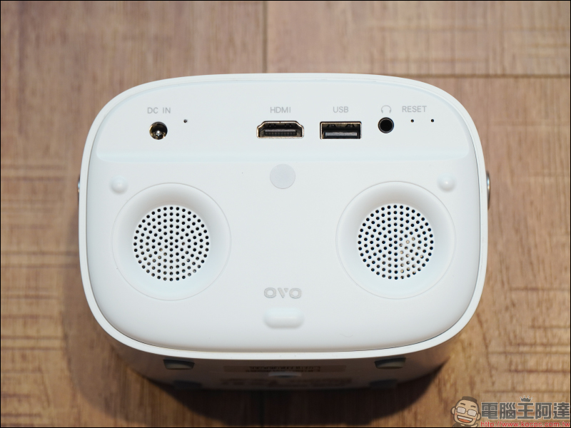 OVO U5 智慧投影機開箱動手玩：輕盈、護眼，150 吋掌上無框電視帶著走！正版第四台影音內容專屬優惠 - 電腦王阿達