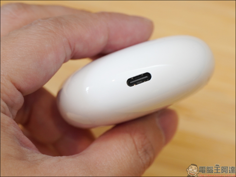 realme Buds Air 2 Neo 開箱、動手玩｜敢越級再延續，同價位首款主動降噪真無線藍牙耳機！通透模式通勤更安全（同場加映：realme Buds Air 2 外觀比較） - 電腦王阿達