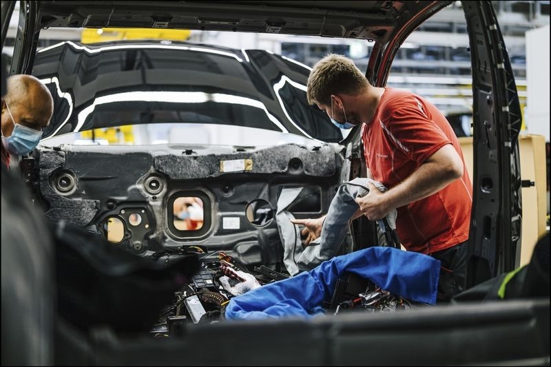 保時捷純電 Macan 原型車上場測試 (5)