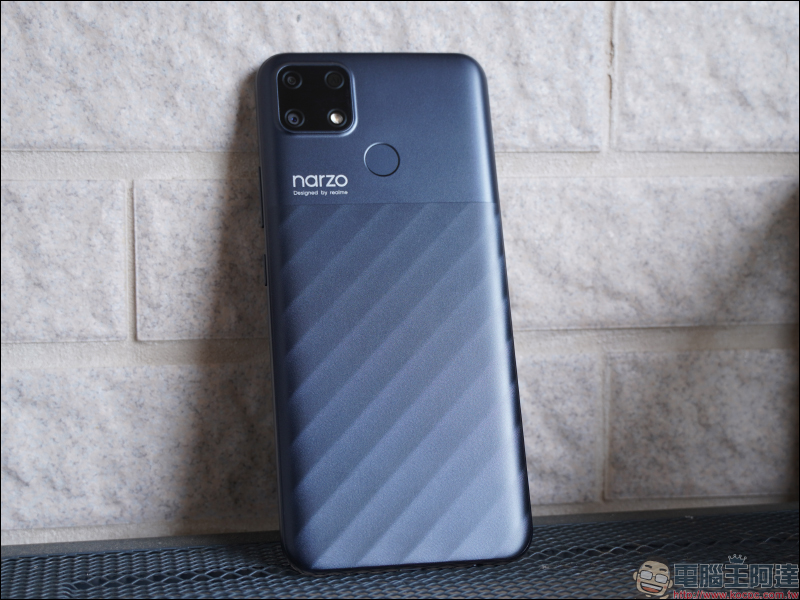 realme narzo 30A 開箱動手玩｜6000mAh 超大電量平民遊戲機，四千有找 - 電腦王阿達