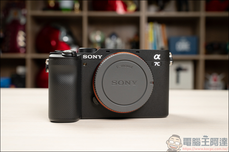 對焦快+翻轉螢幕！最輕巧全片幅單眼VLOG神器 SONY A7C 開箱 - 電腦王阿達