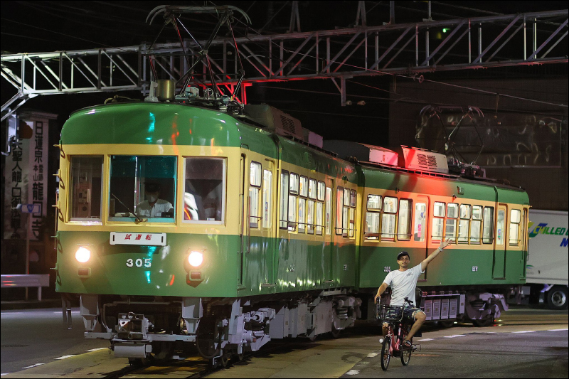 日本電車老外爆紅， Taco 餐廳老闆騎車揮手與江之島電車同框出現惹怒鐵道迷，大量迷因在網路瘋傳 - 電腦王阿達