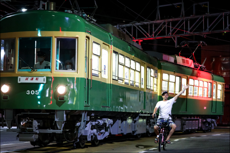 日本電車老外爆紅， Taco 餐廳老闆騎車揮手與江之島電車同框出現惹怒鐵道迷，大量迷因在網路瘋傳 - 電腦王阿達