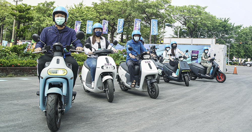 把 Gogoro 考照神器帶回家最佳時機！「政府補助＋振興騎蹟」Gogoro Super Sale 超級購車季 新車最低 3 萬有找（購車優惠總整理懶人包） - 電腦王阿達