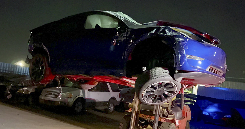 Tesla Model Y 遇高速追撞連滾好幾圈還撞分隔島