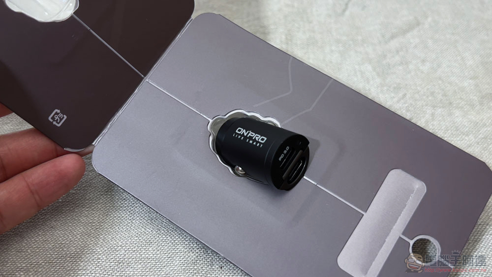 雙 USB-C 快充小鋼炮！ONPRO GT-PD30MINI PD 30W 車用急速充電器開箱體驗（評價 評測 動手玩） - 電腦王阿達