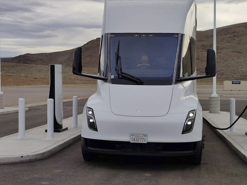 想開箱 Tesla Semi 真不簡單，百事終於取得電動卡車 Megacharger 充電站安裝許可 - 電腦王阿達