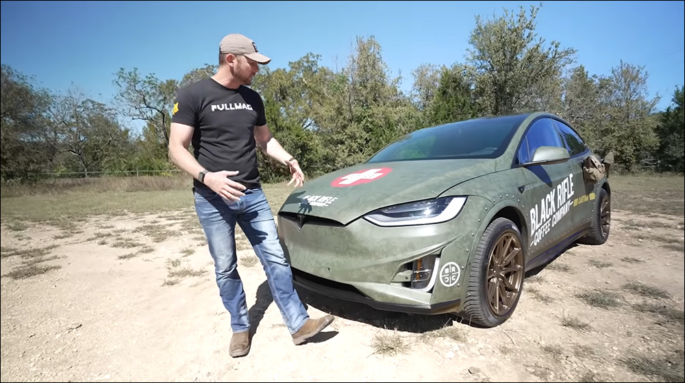 特斯拉 Model X 成為新武器？美國 YouTuber 在裝設兩挺 M134 迷你砲機槍 - 電腦王阿達